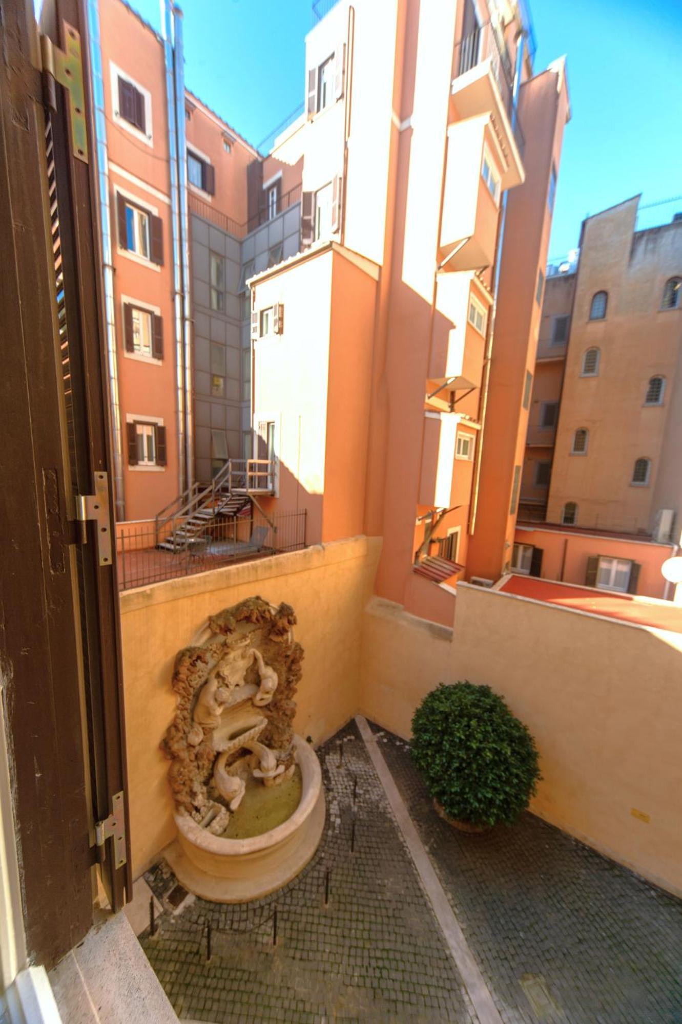Bernini Stay, Next To Trevi Fountain Rome Exterior photo